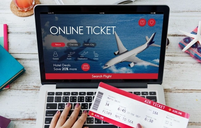 Ilustrasi beruru tiket pesawat diskon di periode Nataru. [Pexels]